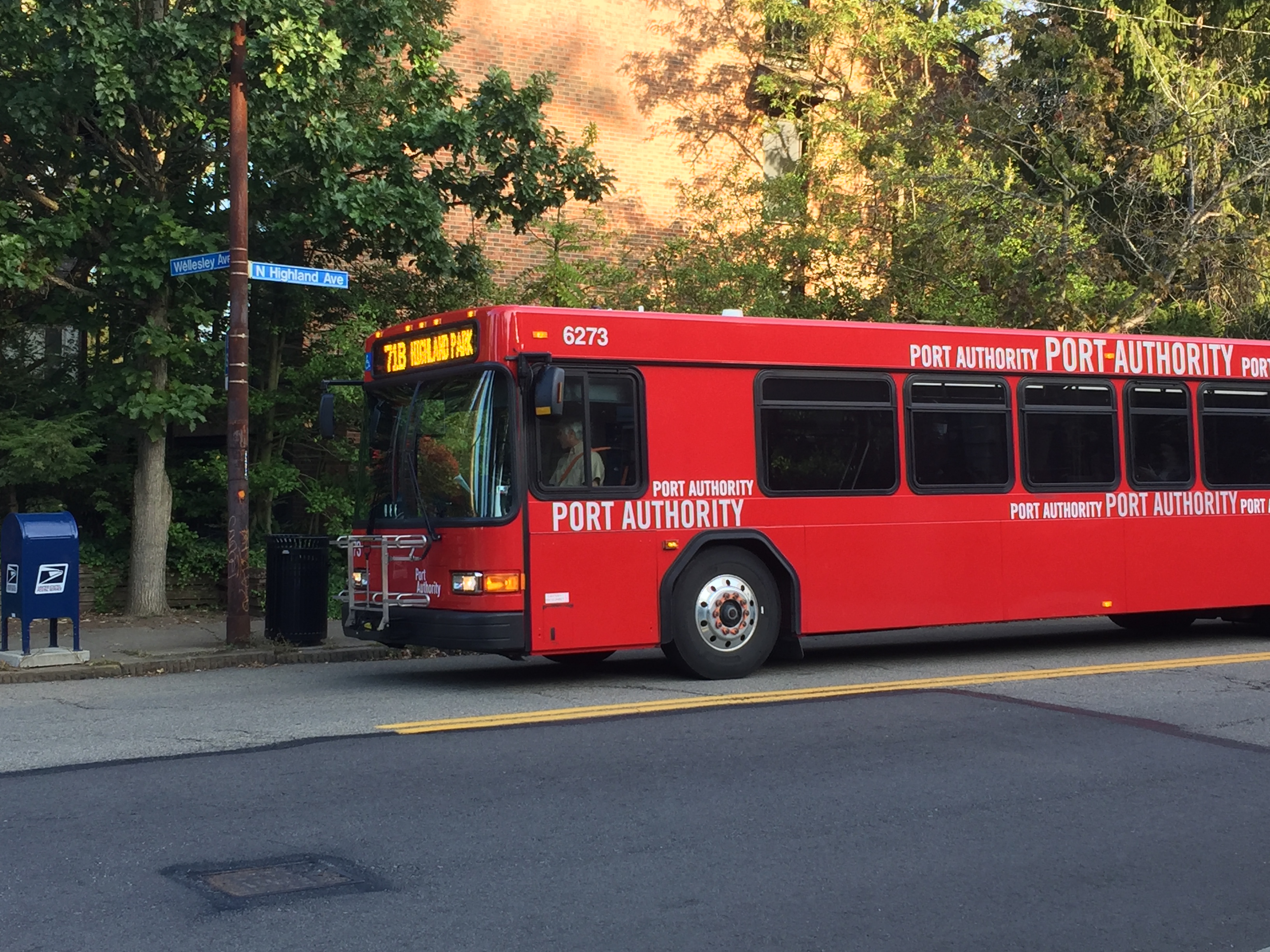 Photo of a Pittsburgh Port Authority bus driving down North Highland Avenue